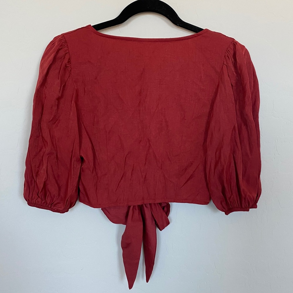Buttoned V-shaped Crop Top - Picture 3 of 3